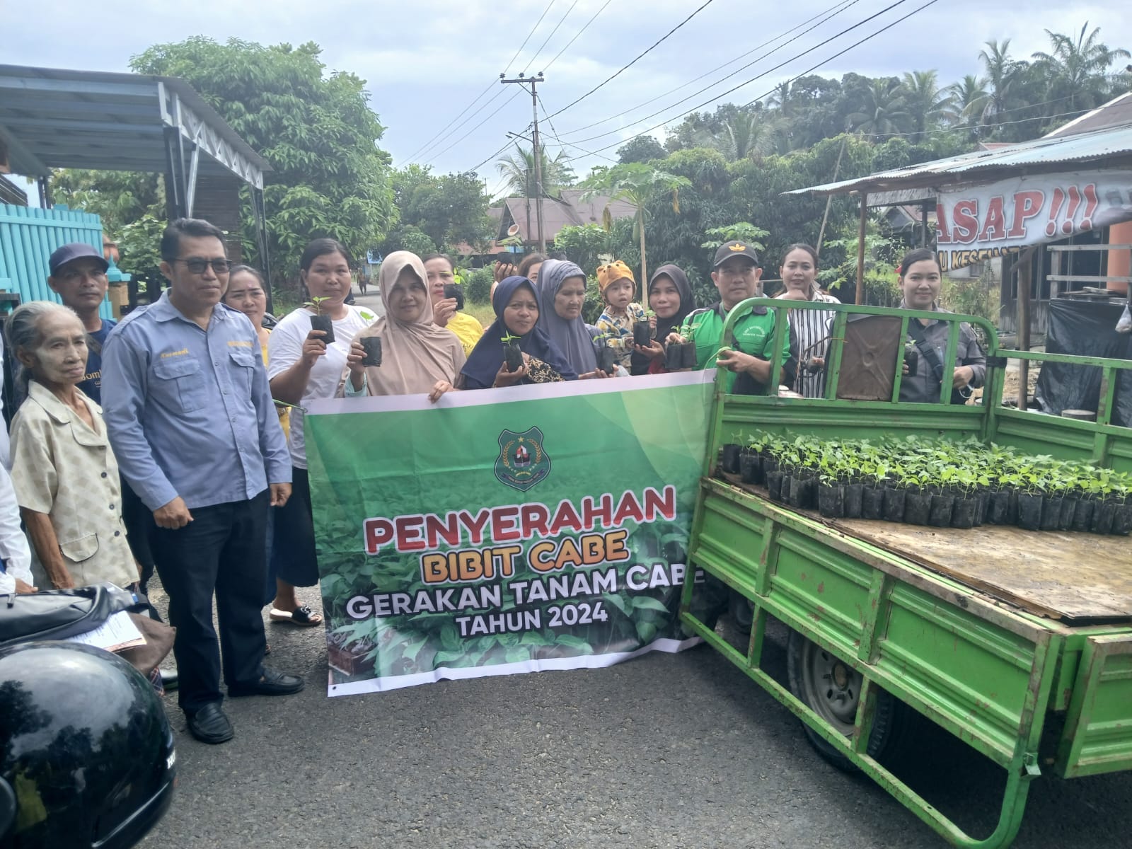 pendistribusian bibit cabe di Kelurahan Barimba dan Kelurahan Mambulau dalam rangka gerakan tanam cabe 2024