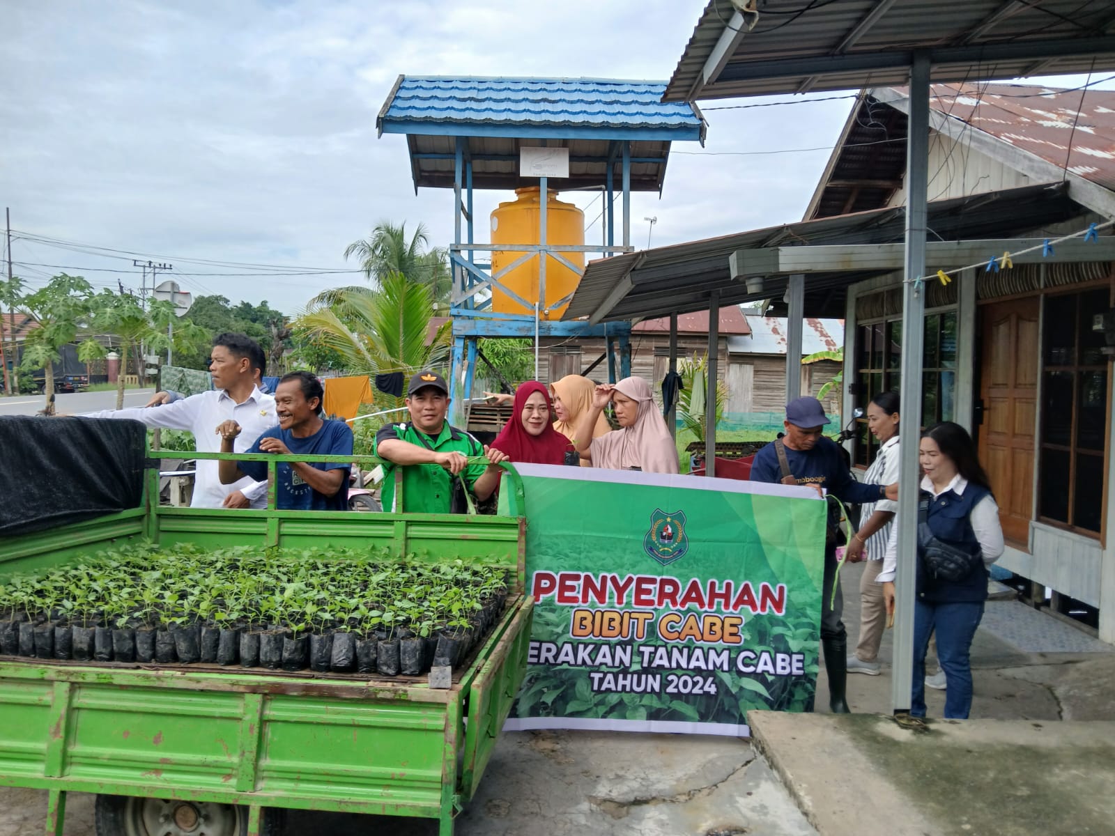 pendistribusian bibit cabe di Kelurahan Barimba dan Kelurahan Mambulau dalam rangka gerakan tanam cabe 2024