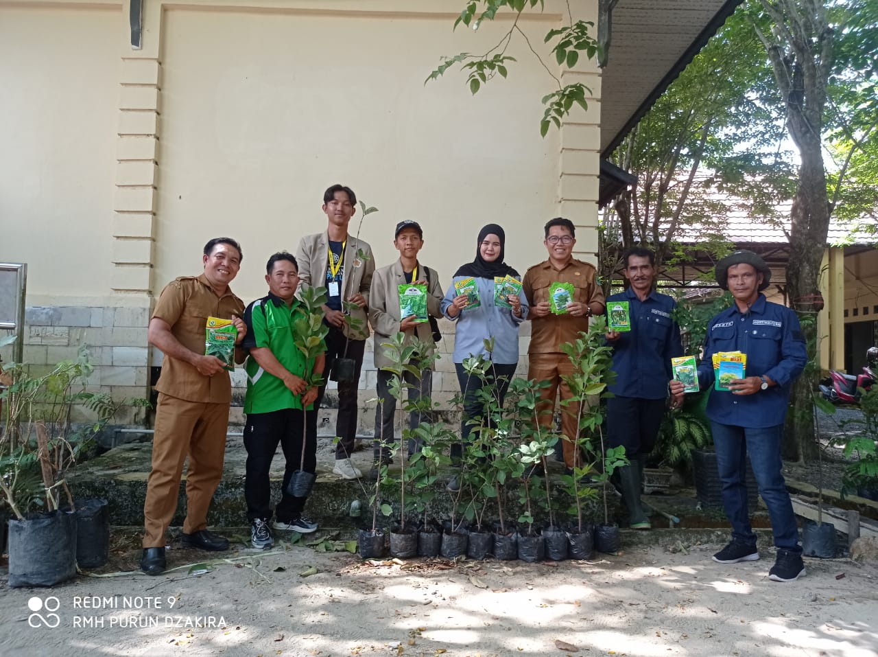 Mahasiswa KKN UGM Kapuas Murung Terima Bantuan Benih dan Bibit Jambu Kristal