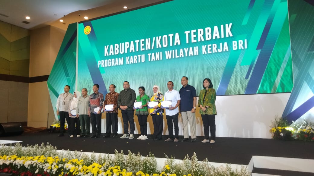 Kabupaten Kapuas Raih Penghargaan Program Kartu Tani di Pertemuan Nasional