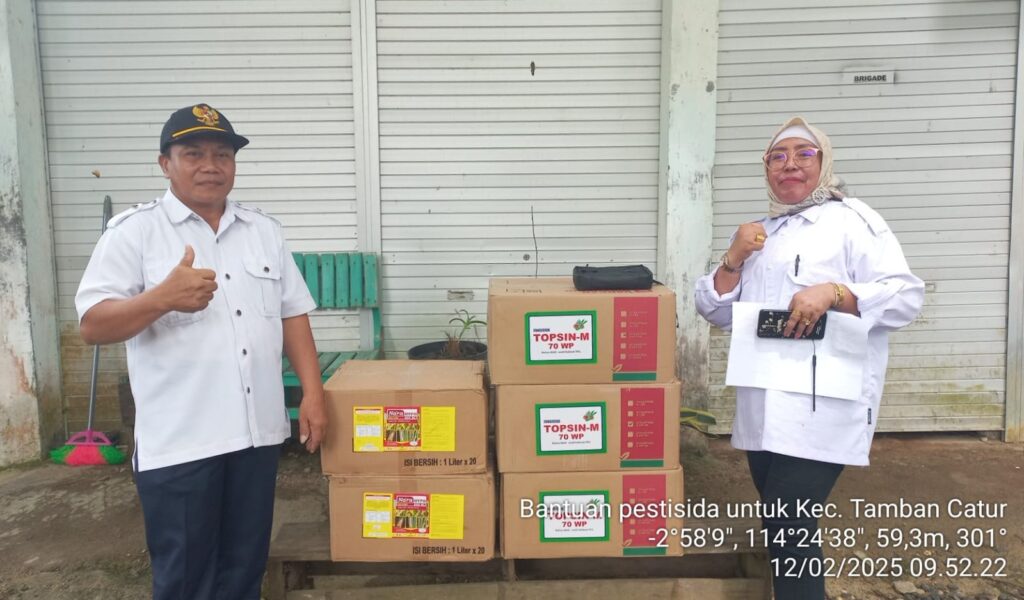 Dinas Pertanian Kabupaten Kapuas Berikan Bantuan Pestisida untuk Petani Desa Warnasari